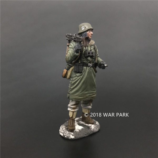 KH003 LSSAH soldier with MG42 smoking - Image 5