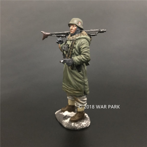 KH003 LSSAH soldier with MG42 smoking - Image 4