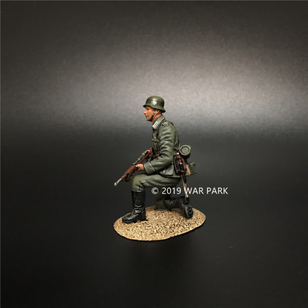 KU014 Groß deutschland Soldier Kneeling with 98k Rifle - Image 3