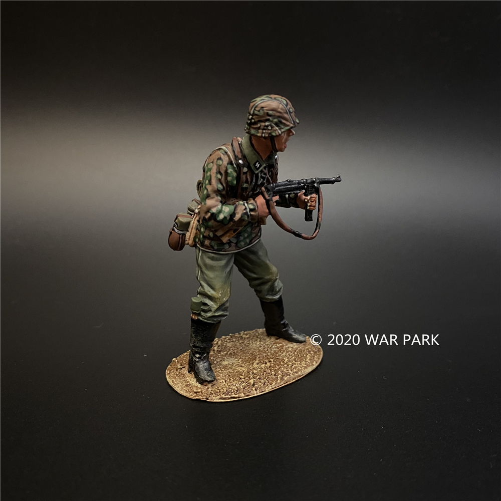 WAR PARK MINIATURES 1:30 WW2 GERMAN KU050 DAS REICH STANDING LOADING MP40