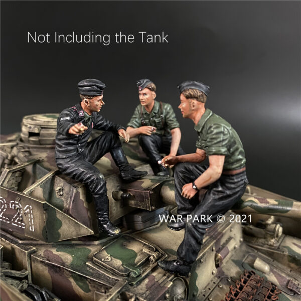 KU076 Wehrmacht Tank Crew Smoking & Talking