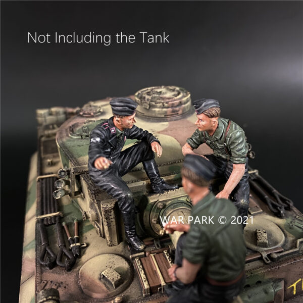 KU076 Wehrmacht Tank Crew Smoking & Talking - Image 3