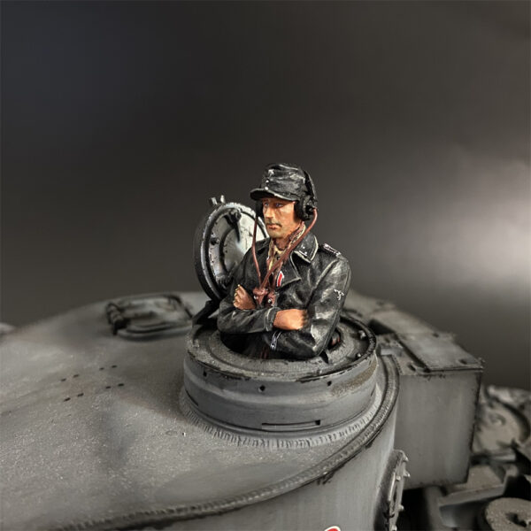 KU109 Waffen SS Tank Commander Crossing Hands - Image 2