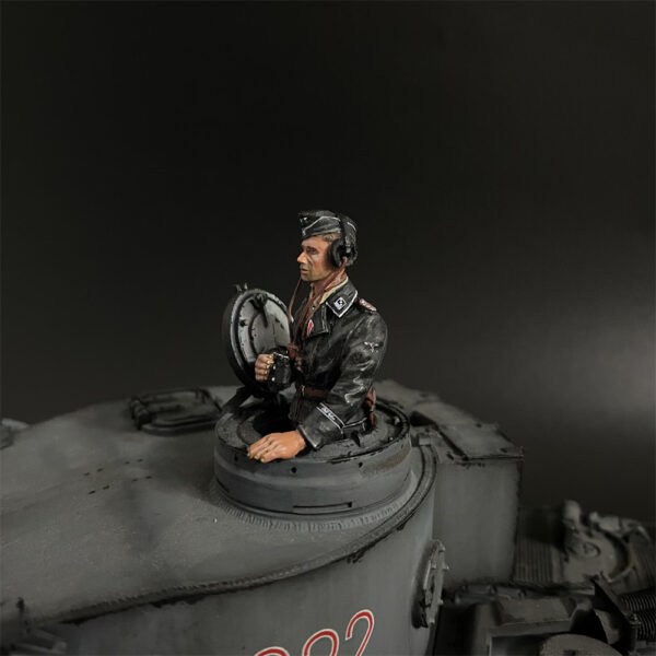 KU110 Waffen SS Tank Commander Holding Hand B - Image 2