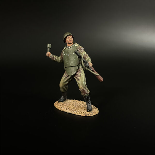 RA003 Red Army Assault Engineer Throw a Grenade