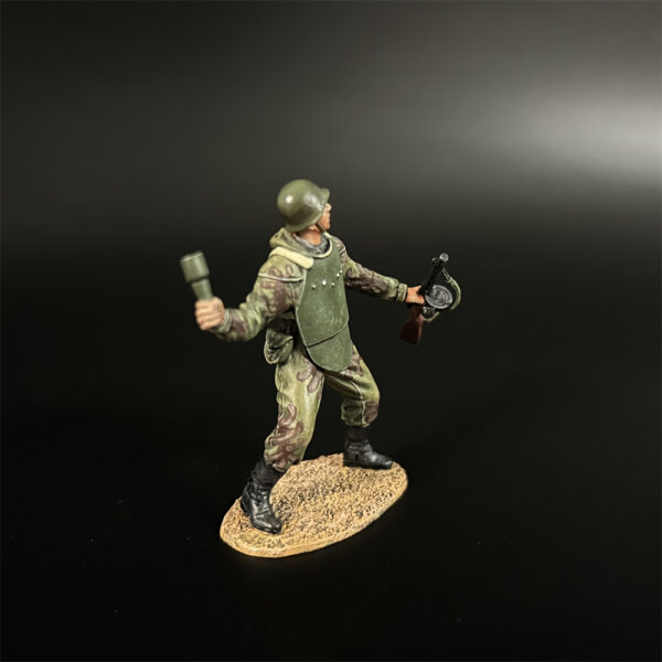 RA003 Red Army Assault Engineer Throw a Grenade - Image 2