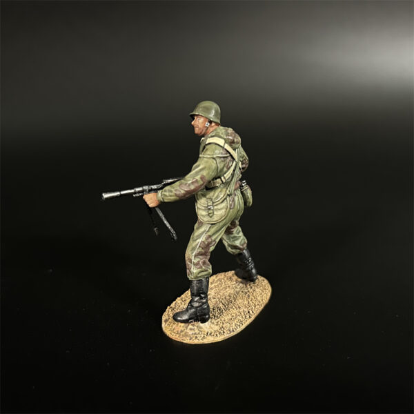 RA005 Red Army Assault Engineer With DP Machine Gun - Image 4