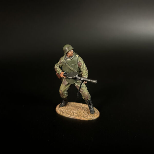 RA005 Red Army Assault Engineer With DP Machine Gun