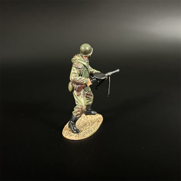 RA005 Red Army Assault Engineer With DP Machine Gun - Image 2