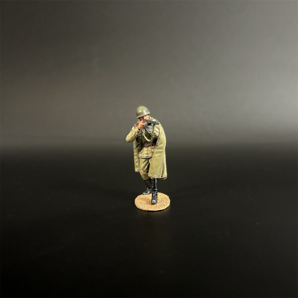 RA012 Red Army Machine Gunner Wearing a Cloak - Image 2