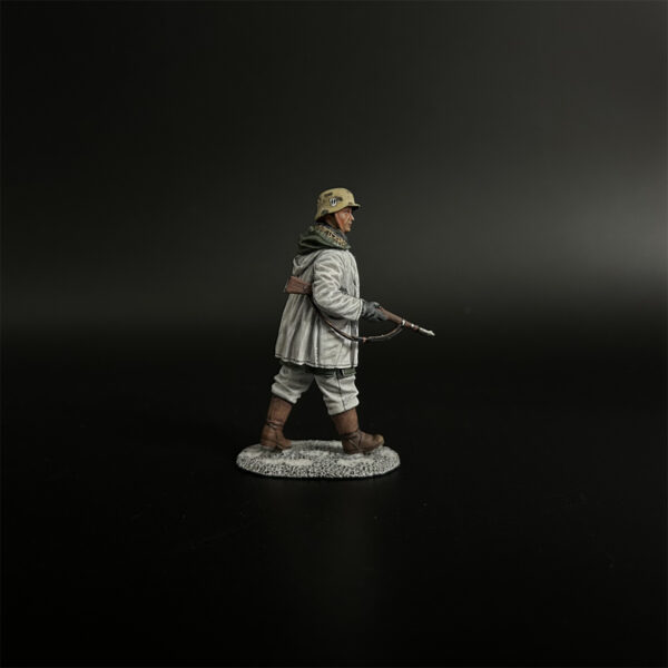 KH093 LSSAH Rifleman Marching in Winter Clothing - Image 5