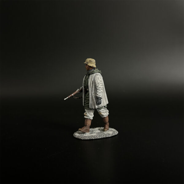 KH093 LSSAH Rifleman Marching in Winter Clothing - Image 3