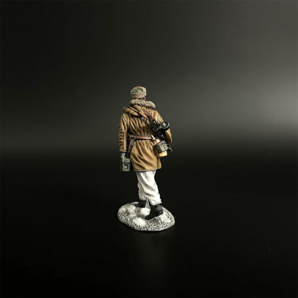 KH095 LSSAH MG42 Gunner Marching in Yellow Coat - Image 4