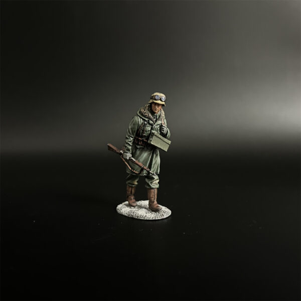 KH096 LSSAH Rifleman Marching in Helmet with Windproof Glasses