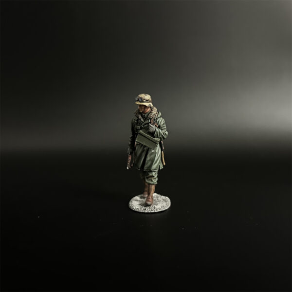 KH096 LSSAH Rifleman Marching in Helmet with Windproof Glasses - Image 3