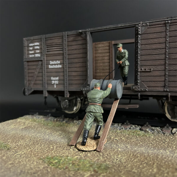 KU127 Wehrmacht Carrying Oil Drums Soldiers - Image 5