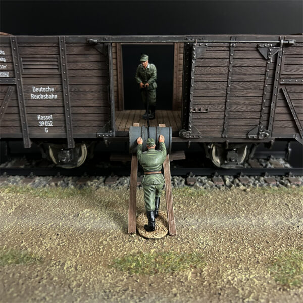 KU127 Wehrmacht Carrying Oil Drums Soldiers - Image 4