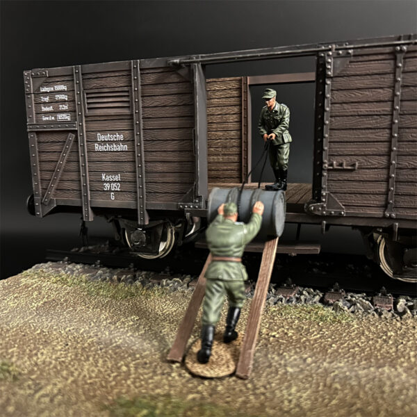 KU127 Wehrmacht Carrying Oil Drums Soldiers - Image 3