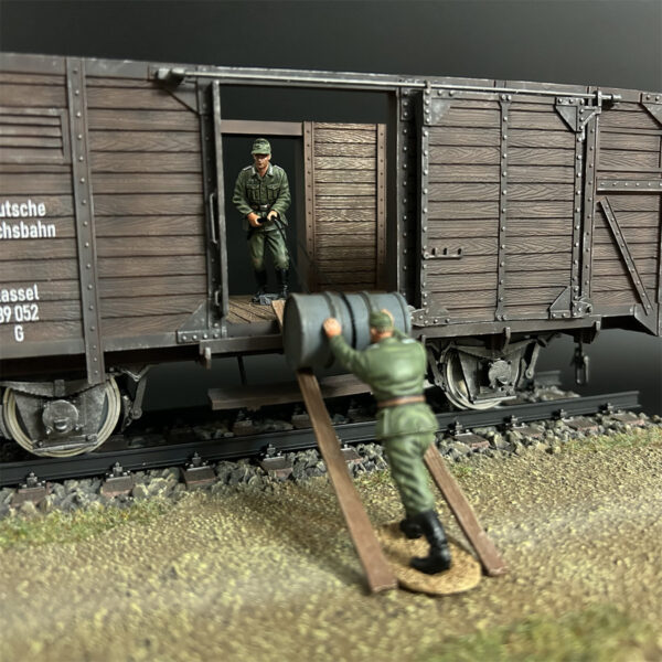 KU127 Wehrmacht Carrying Oil Drums Soldiers - Image 2