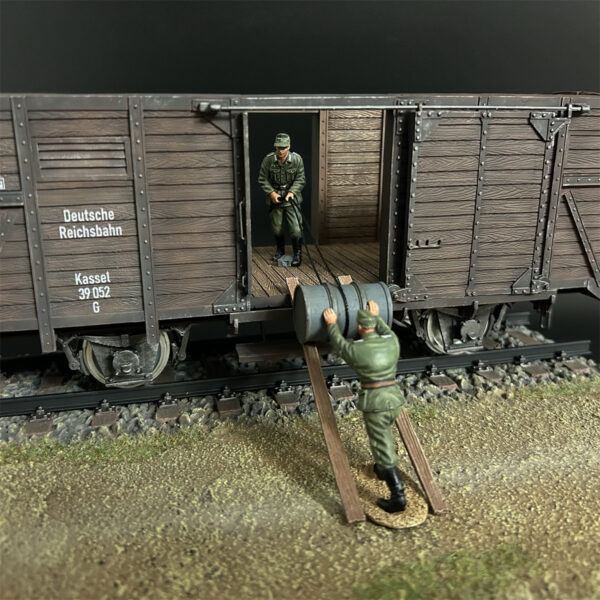 KU127 Wehrmacht Carrying Oil Drums Soldiers