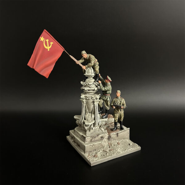 RA016 Red Army Raising a Flag Over Reichstag - Image 3