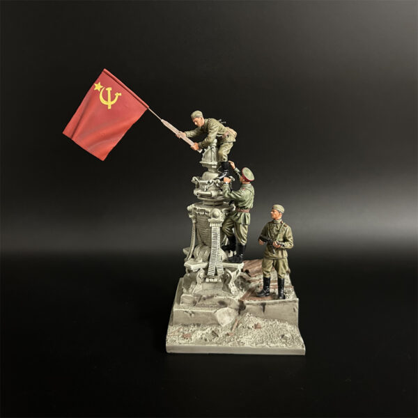 RA016 Red Army Raising a Flag Over Reichstag