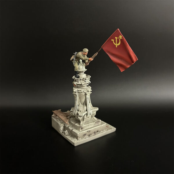 RA016 Red Army Raising a Flag Over Reichstag - Image 6