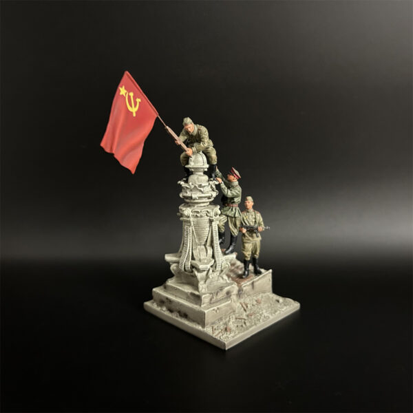 RA016 Red Army Raising a Flag Over Reichstag - Image 7