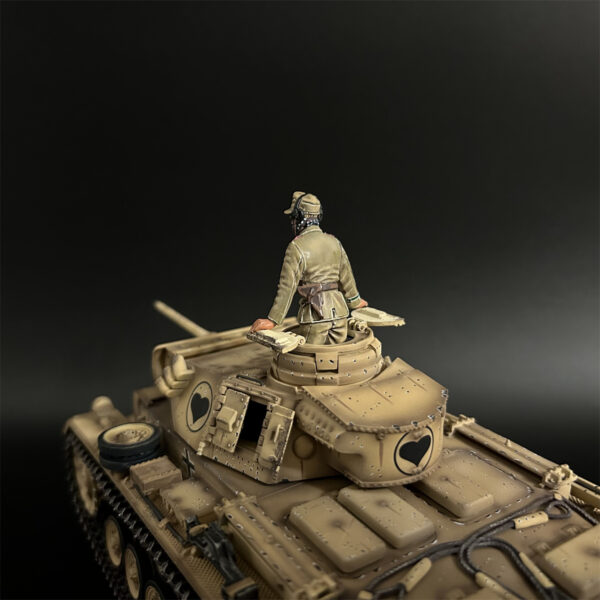 AK001 DAK Panzer III Tank Crew with Spotted Scarf - Image 4