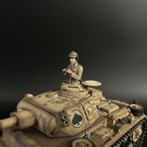 AK002 DAK Panzer III Tank Crew with Telescope - Image 5