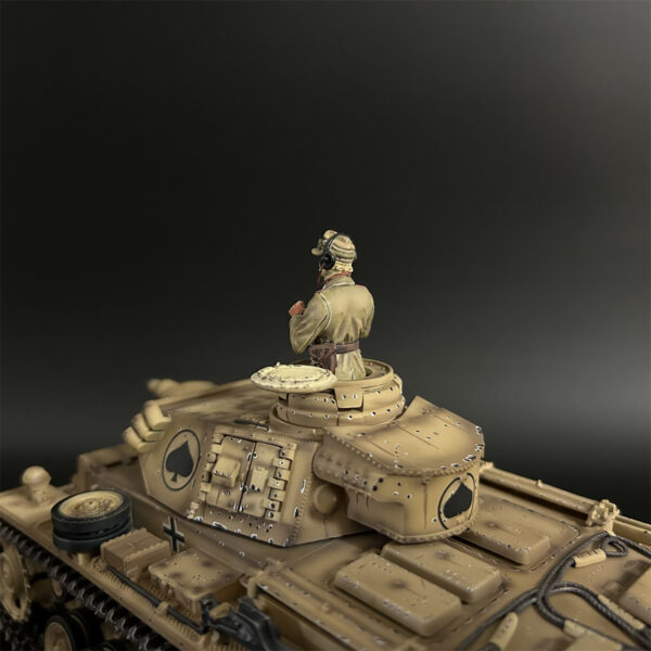 AK002 DAK Panzer III Tank Crew with Telescope - Image 4