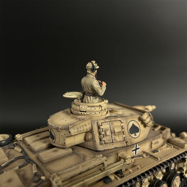 AK002 DAK Panzer III Tank Crew with Telescope - Image 3