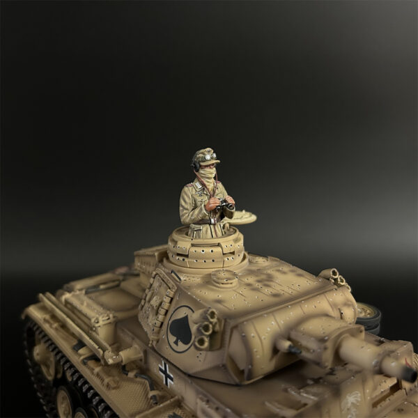 AK002 DAK Panzer III Tank Crew with Telescope - Image 2