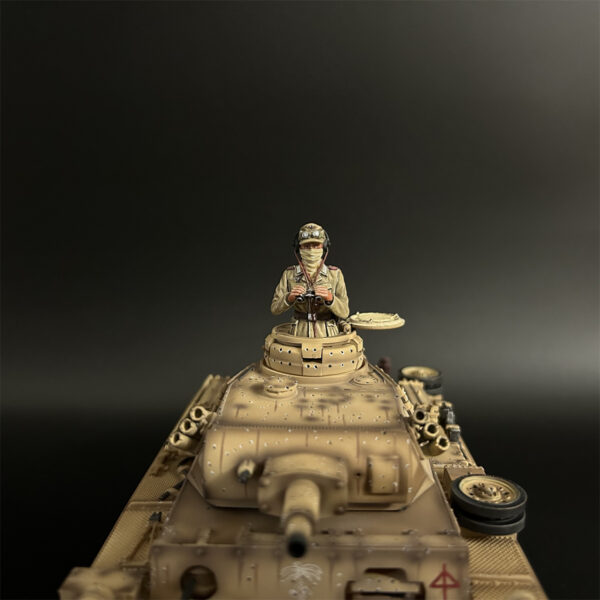 AK002 DAK Panzer III Tank Crew with Telescope