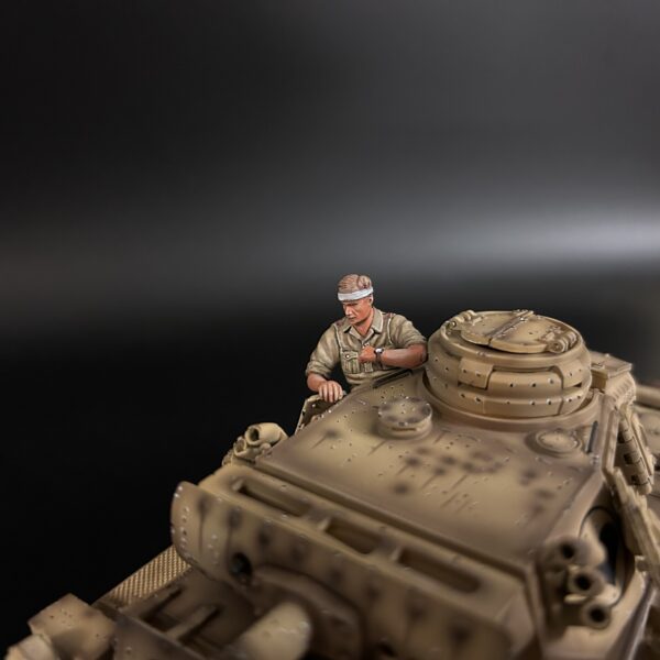 AK003 DAK Panzer III Tank Crew with Head Bandage - Image 2