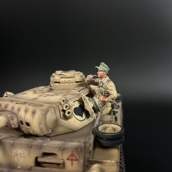 AK004 DAK Panzer III Tank Crew Smoking Pipe