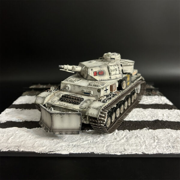 AX034 Winter Panzer IV F1 with Red Devil - Image 9