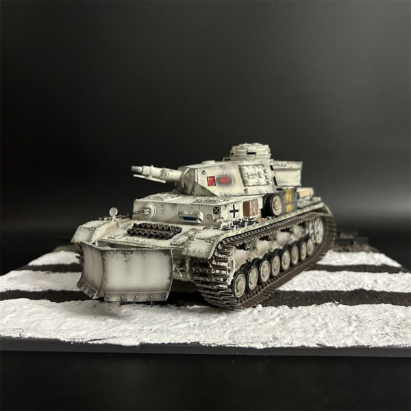 AX034 Winter Panzer IV F1 with Red Devil - Image 8