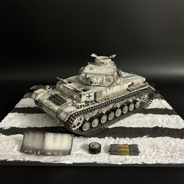 AX034 Winter Panzer IV F1 with Red Devil - Image 10