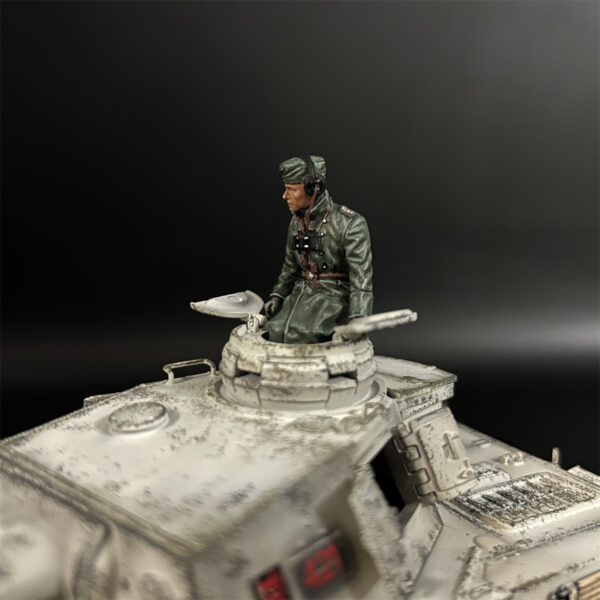 KH104 Winter Tank Crew A on Panzer IV - Image 4