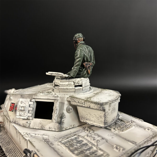 KH104 Winter Tank Crew A on Panzer IV - Image 3