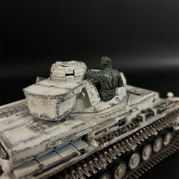 KH105 Winter Tank Crew B on Panzer IV - Image 3