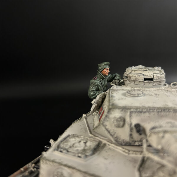 KH105 Winter Tank Crew B on Panzer IV - Image 5