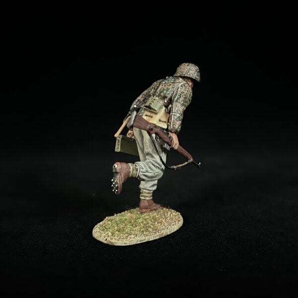NO027 Waffen-SS Ammunition Soldier Bend Forward - Image 3