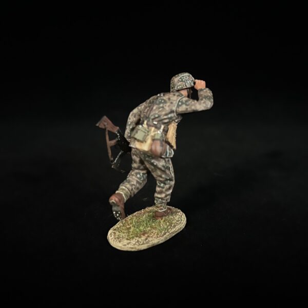 NO028 Waffen-SS STG44 Gunner Bend Forward A - Image 2