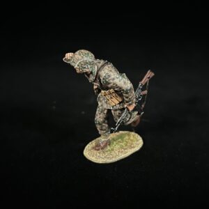 NO028 Waffen-SS STG44 Gunner Bend Forward A