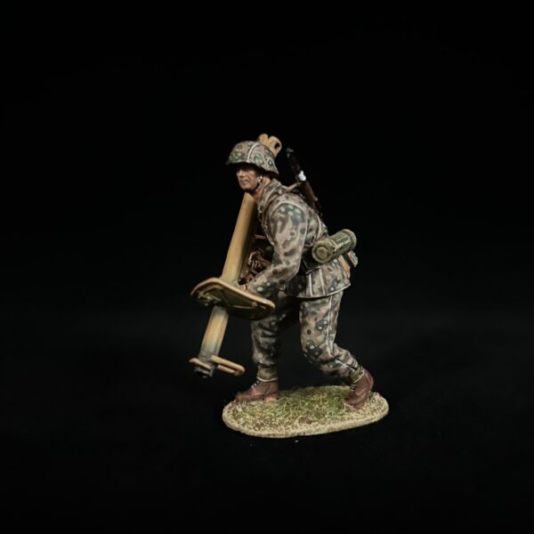 NO030 Waffen-SS Panzerschreck Shooter Bend Forward - Image 4