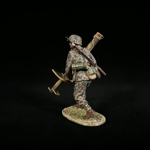 NO030 Waffen-SS Panzerschreck Shooter Bend Forward - Image 2