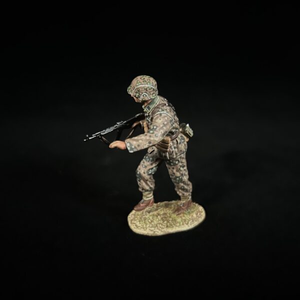 NO031 Waffen-SS STG44 Gunner Charging - Image 4
