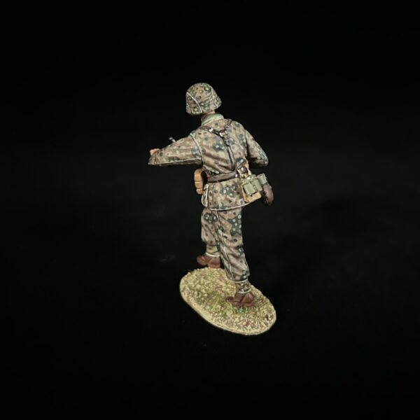NO031 Waffen-SS STG44 Gunner Charging - Image 3